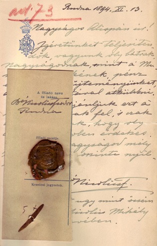 Rukom pisano mađarsko pismo datirano „Rudna 1894. XI. 13.“, sa krunisanim monogramom pri vrhu, štampanim listićem sa leve strane i crvenim voštanim pečatom.